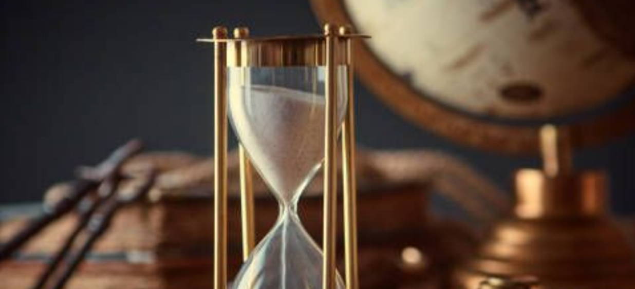 Песочные часы (время) и глобус (международный подбор персонала)